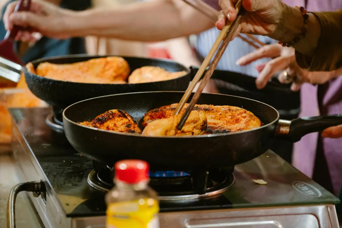 A grid of four cooking scenes: pan on gas, induction cooktop, oven roasting, and grilling.