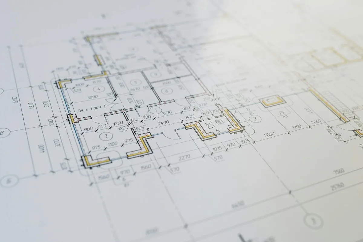 A floor-plan diagram with sensors placed in kitchen, living room, and bedroom.