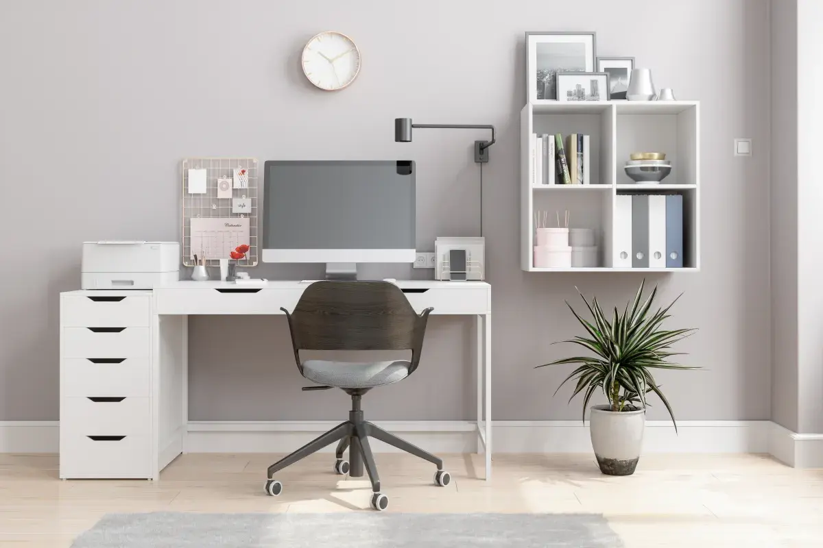 Home office monitoring scene used for monitor comparison.