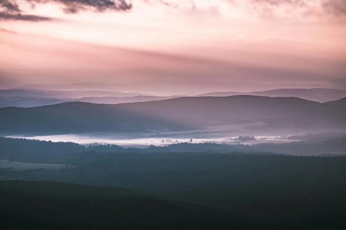 A side-by-side comparison: a clear day with distant mountains visible, and a hazy day with the same mountains barely visible.
